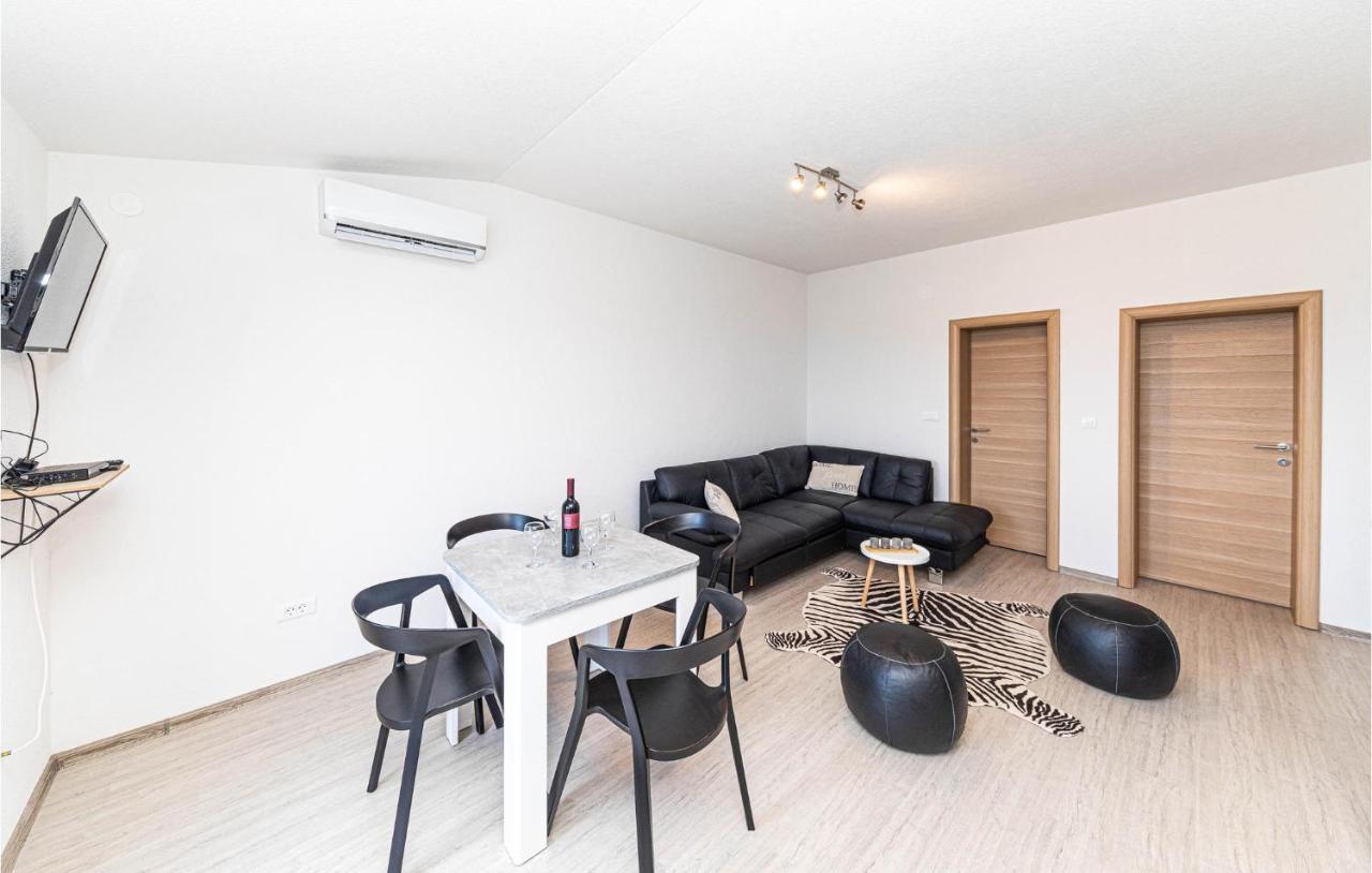Stunning Apartment In Kastel Luksic With Wifi Kaštela Екстериор снимка