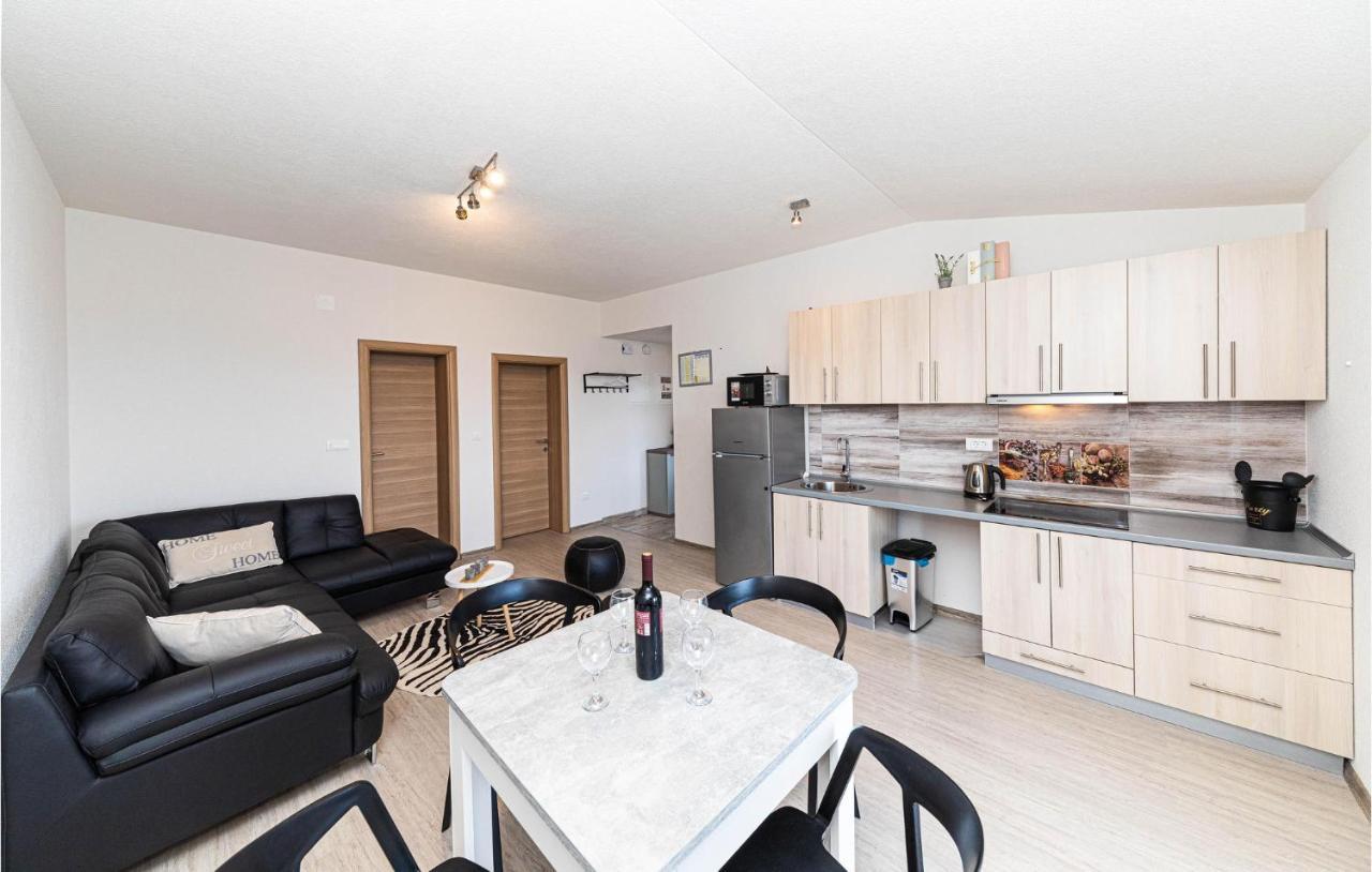 Stunning Apartment In Kastel Luksic With Wifi Kaštela Екстериор снимка